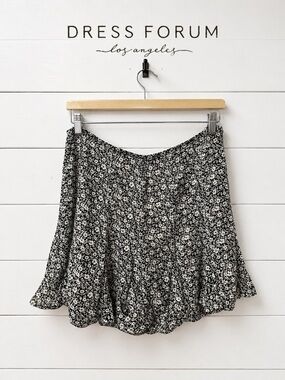 Dress Forum Los Angeles Floral Skort – Black & White – Size L